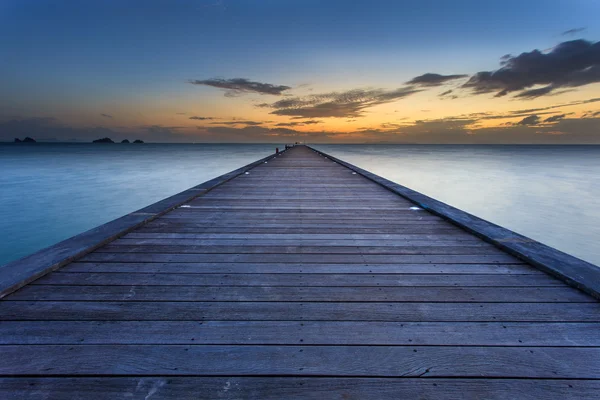 Ponte de madeira para o mar na praia do pôr do sol em Koh Samui, Tailândia — Fotografia de Stock