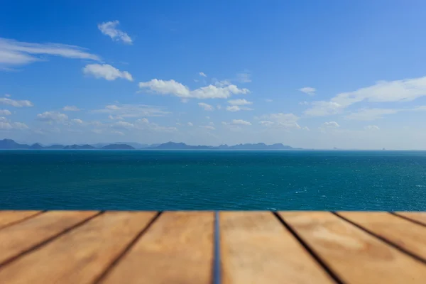 Plataforma de madeira ao lado do mar . — Fotografia de Stock