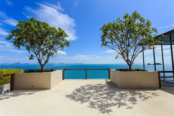 Mar tropical y cielo azul en Koh Samui, Tailandia — Foto de Stock