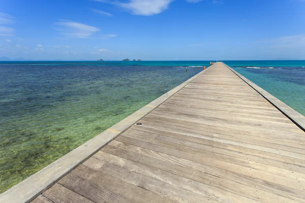 Holzbrücke zum Meer in Koh Samui, Thailand — Stockfoto