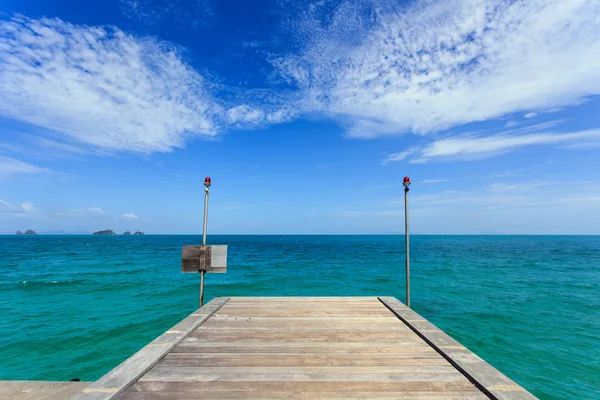 Podul de lemn la mare din Koh Samui, Thailanda — Fotografie, imagine de stoc