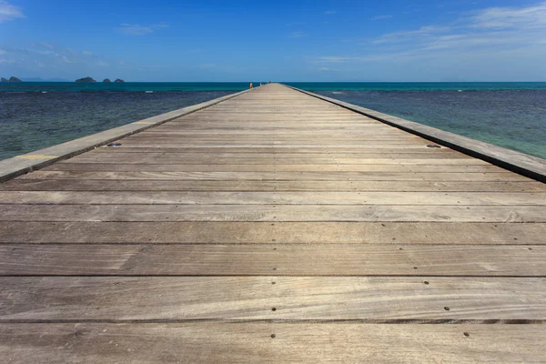 Dřevo most do moře v Koh Samui, Thajsko — Stock fotografie