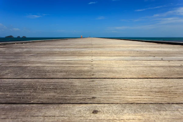 Holzbrücke zum Meer in Koh Samui, Thailand — Stockfoto