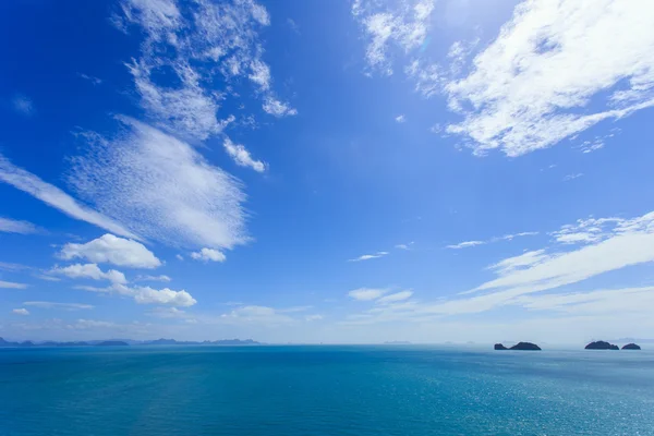 Mar tropical e céu azul em Koh Samui, Tailândia — Fotografia de Stock