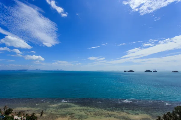 热带海洋和蓝蓝的天空，在苏梅岛，泰国 — 图库照片