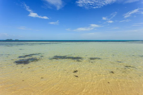 热带海洋和蓝蓝的天空，在苏梅岛，泰国 — 图库照片