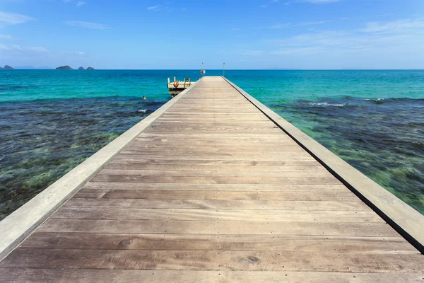 Holzbrücke zum Meer in Koh Samui, Thailand — Stockfoto