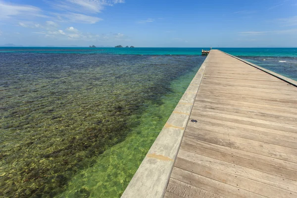 Pont en bois vers la mer à Koh Samui, Thaïlande — Photo