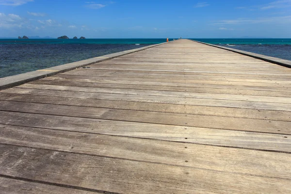 Ponte di legno verso il mare a Koh Samui, Thailandia — Foto Stock