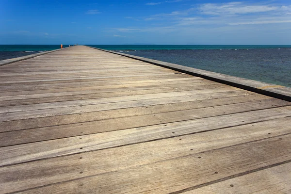 Ponte di legno verso il mare a Koh Samui, Thailandia — Foto Stock