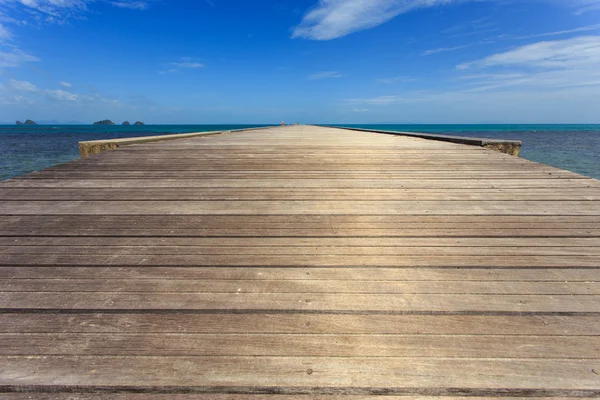 Trä bro till havet i Koh Samui, Thailand — Stockfoto