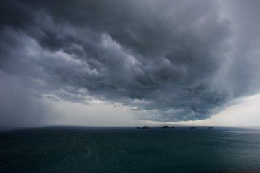 Tayland denize yağmur önce kara bulutlar