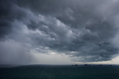 Tayland denize yağmur önce kara bulutlar