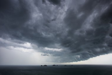 Tayland denize yağmur önce kara bulutlar