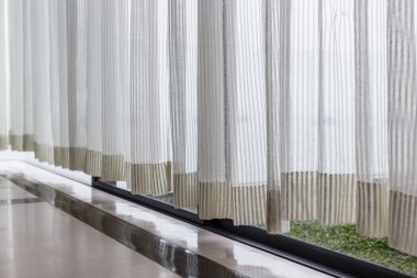 Beyaz perde pencere yanında