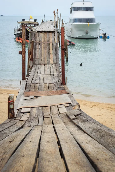 Dřevěný most nebo molu u moře — Stock fotografie