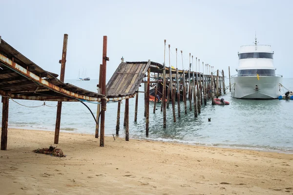 Houten brug of pier naast de zee — Stockfoto