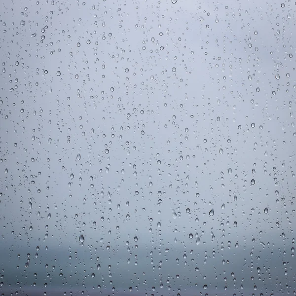 雨点落在窗户玻璃表面上 — 图库照片