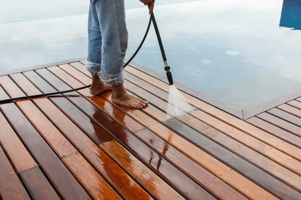 Thai man do a pressure washing on timber — Stock Photo, Image