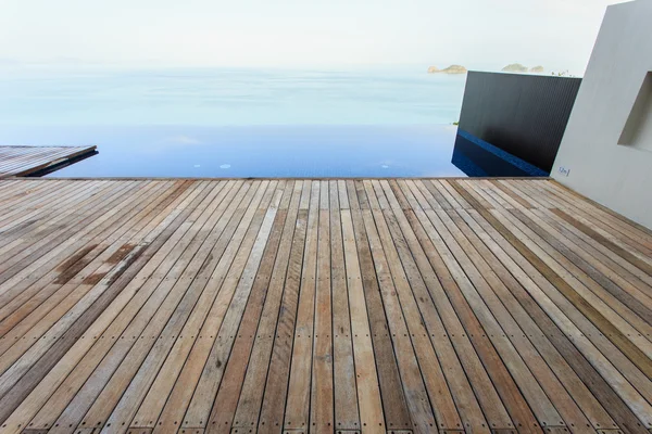 Suelos de madera al lado de la piscina —  Fotos de Stock