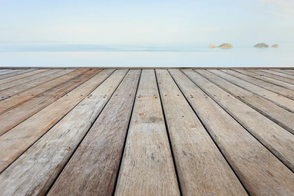 Piso de madeira ao lado da piscina — Fotografia de Stock