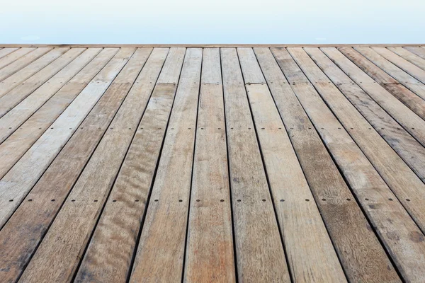 Suelos de madera al lado de la piscina — Foto de Stock