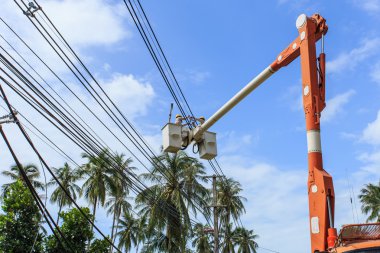 Elektrikçi kule kutubun kalır ve bir tel po onarır