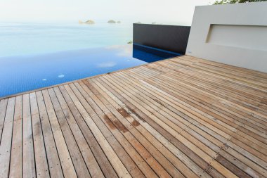 havuzun yanında ahşap döşeme