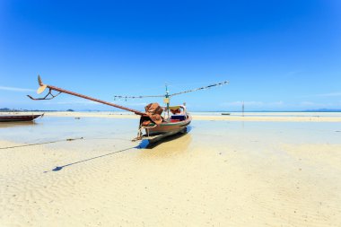 Geleneksel Tay tekne ya da uzun kuyruk tekne stand sahilde 