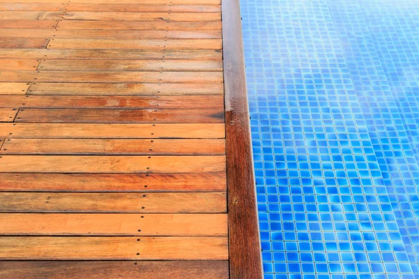 Suelos de madera al lado de la piscina —  Fotos de Stock