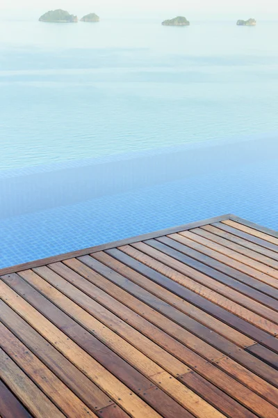 Fából készült padló, a medence mellett — Stock Fotó