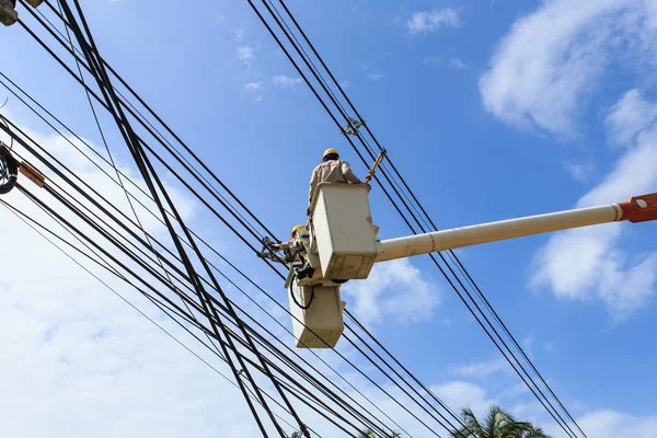 Elektriker bleibt auf dem Mast und repariert einen Draht — Stockfoto