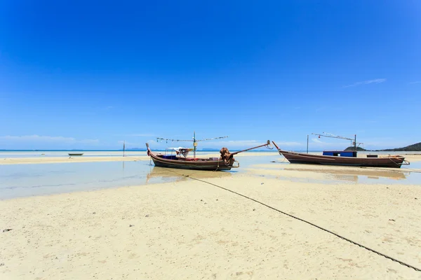 Traditional Thai boat or long tail boat stand at the beach — Stock Photo, Image