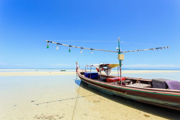 Traditionele Thaise boot of lange staart boot stand op het strand — Stockfoto