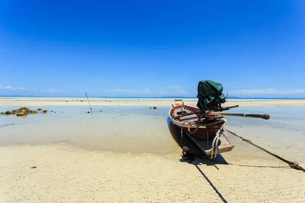 Traditionele Thaise boot of lange staart boot stand op het strand — Stockfoto