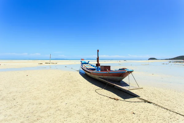 伝統的なタイのボートやビーチで長い尾のボート スタンド — ストック写真