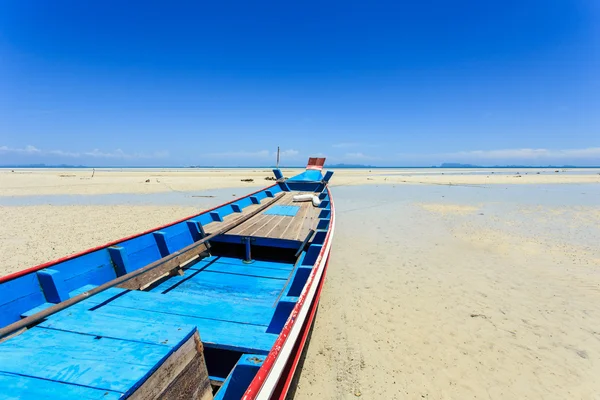 Traditionele Thaise boot of lange staart boot stand op het strand — Stockfoto