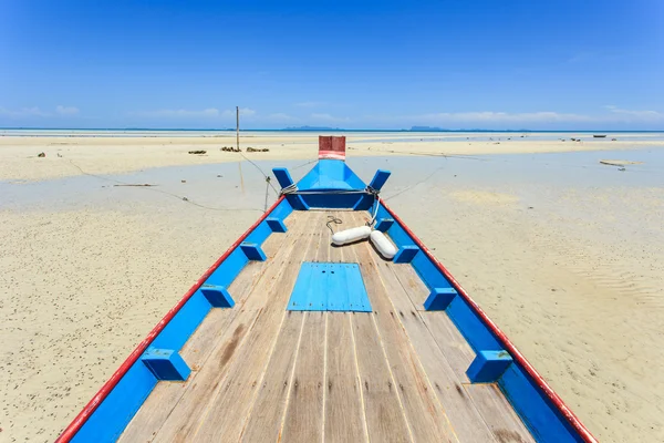 Tradicionális Thai hajóval vagy hosszú farok csónak állni a strandon — Stock Fotó