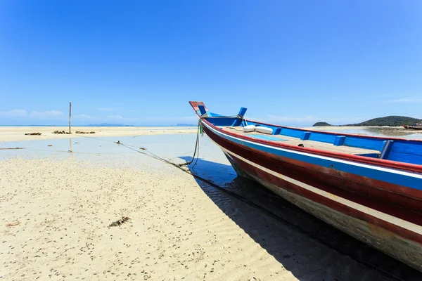 Barca tradițională thailandeză sau barca cu coadă lungă stau la plajă — Fotografie, imagine de stoc