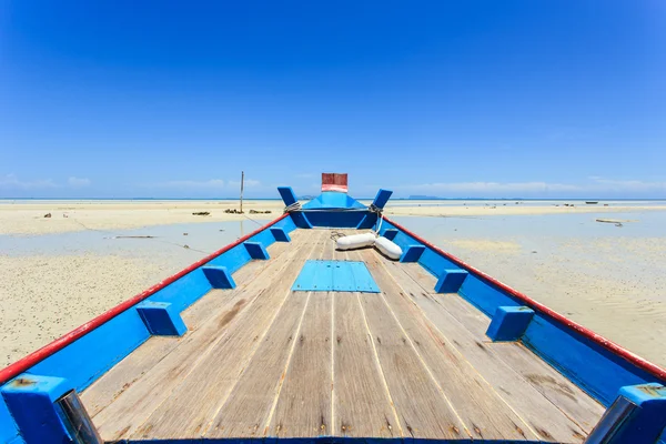 Tradicionális Thai hajóval vagy hosszú farok csónak állni a strandon — Stock Fotó