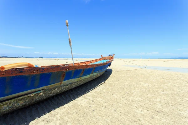 Traditionele Thaise boot of lange staart boot stand op het strand — Stockfoto