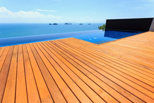 Piso de madeira ao lado da piscina — Fotografia de Stock