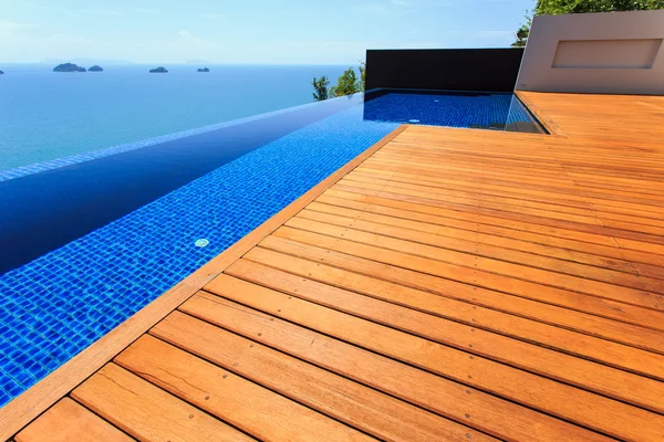 Suelos de madera al lado de la piscina — Foto de Stock