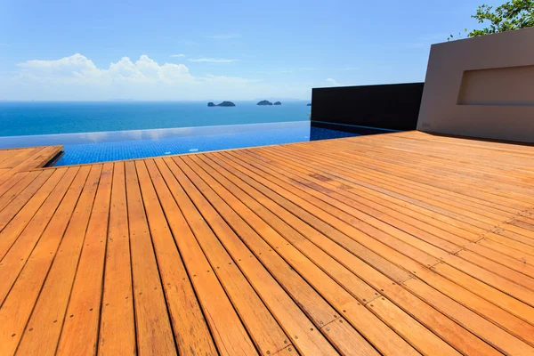 Suelos de madera al lado de la piscina —  Fotos de Stock