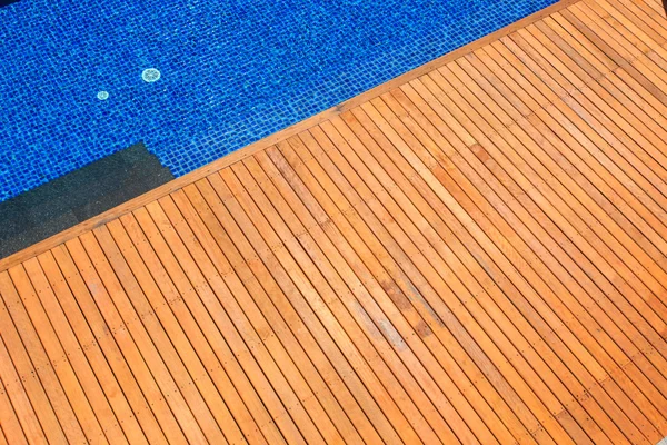 Sol en bois au bord de la piscine — Photo
