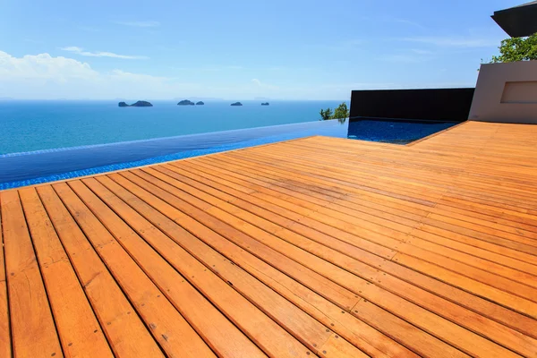 Piso de madeira ao lado da piscina — Fotografia de Stock