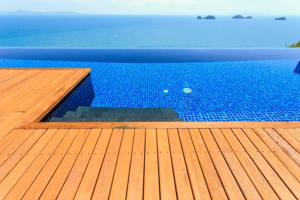 Piso de madeira ao lado da piscina — Fotografia de Stock