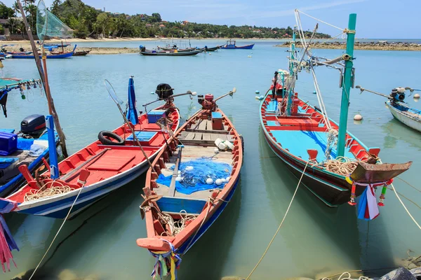 Traditionell thailändsk båt eller lång svans båt monter på stranden — Stockfoto