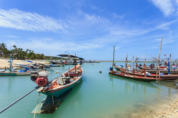 Barca tradițională thailandeză sau barca cu coadă lungă stau la plajă — Fotografie, imagine de stoc