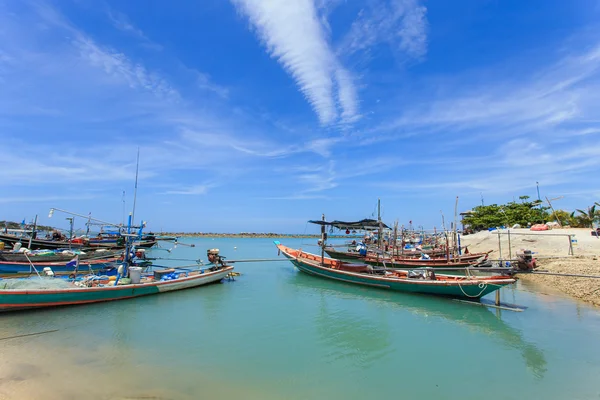 Traditionele Thaise boot of lange staart boot stand op het strand — Stockfoto